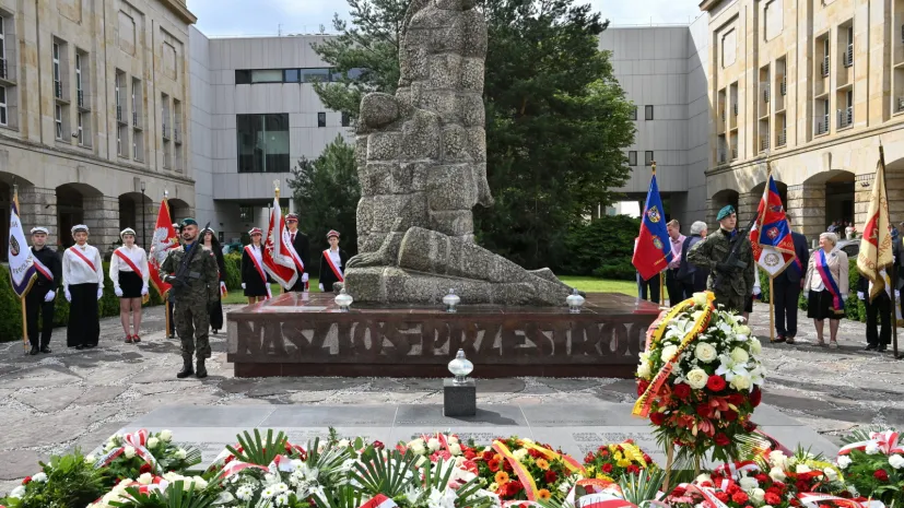 Wrocław, 04.07.2026. Uroczystości przed pomnikiem Martyrologii Profesorów Lwowskich przy pl. Grunwaldzkim we Wrocławiu, 4 bm. Trwają obchody rocznicy zamordowania przez hitlerowców na Wzgórzach Wuleckich we Lwowie 25. profesorów lwowskich uczelni. (sko) PAP/Maciej Kulczyński