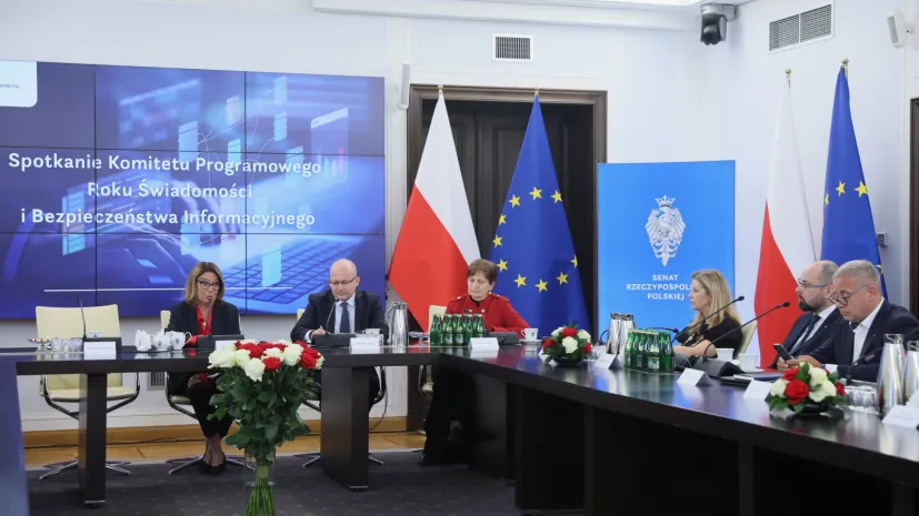 23.07.2026. Marszałek Senatu Małgorzata Kidawa-Błońska (L), senator KO Halina Bieda (3L), dyrektor Centum Informacyjnego Senatu Izabela Morawska (3P), dyrektor generalny PAP Marek Błoński (2P), wiceminister cyfryzacji Paweł Olszewski (2L) i redaktor naczelny Polskiego Radia Paweł Majcher (P) podczas powołania Komitetu Programowego Roku Świadomości i Bezpieczeństwa Informacyjnego w Senacie, 23 bm. (aldg) PAP/Leszek Szymański