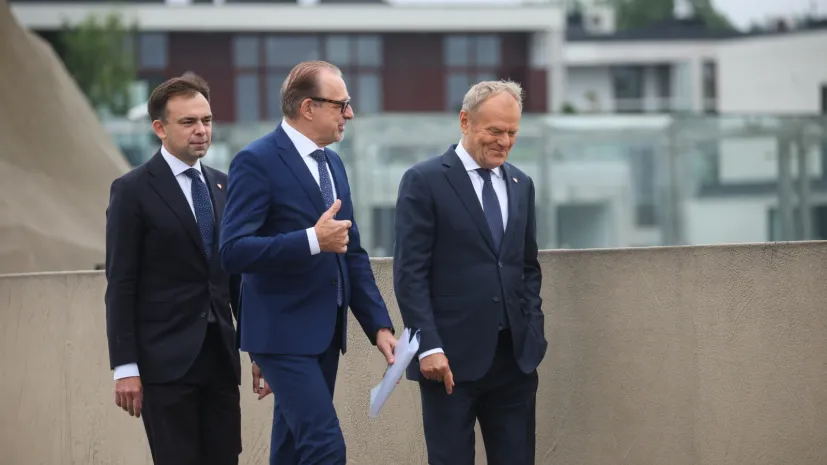 Warszawa, 13.07.2026. Premier Donald Tusk (P), minister finansów i gospodarki Andrzej Domański (L) oraz dyrektor generalny Europejskiej Agencji Kosmicznej Josef Aschbacher (C) w drodze na konferencję prasową, 13 bm. w stołecznym Centrum Nauki Kopernik. Spotkanie dot. ogłoszenia siedziby Centrum Europejskiej Agencji Kosmicznej w Polsce. PAP/Leszek Szymański
