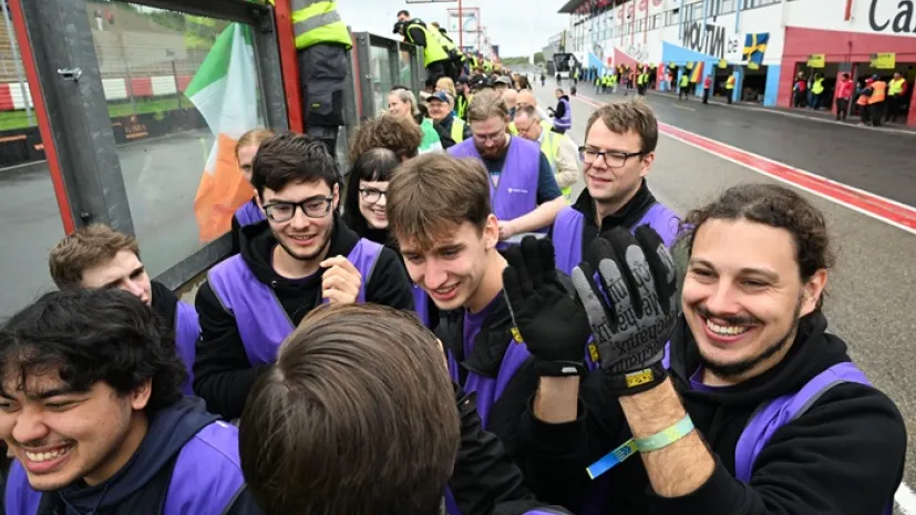 Załoga AGH Eko-Energia z AGH w Krakowie podczas wyścigu iLumen European Solar Challenge na torze Zolder w Heusden-Zolder w Belgii (mr) PAP/Wiktor Dąbkowski