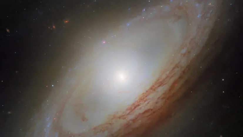 Galaktyka spiralna NGC 4698 sfotografowana przez Kosmiczny Teleskop Hubble’a. Źródło: ESA/Hubble &amp; NASA, D. Thilker, MAUVE-HST Team