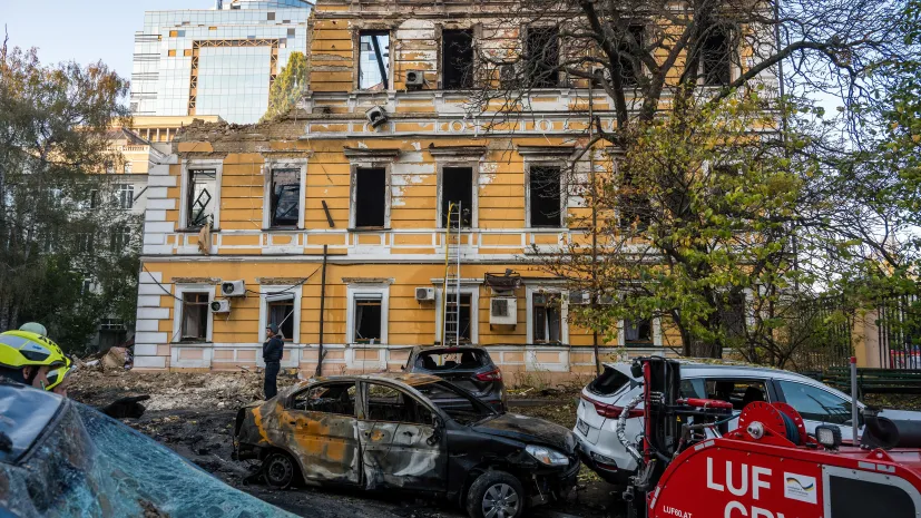 Kijów, Ukraina, 28.09.2026. Zabytkowy budynek Narodowej Akademii Nauk Ukrainy w dzielnicy szewczenkowskiej w Kijowie uszkodzony po rosyjskim ataku. Fot.  PAP/Vladyslav Musiienko