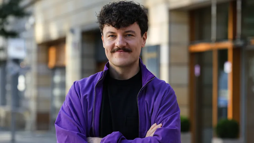 Warszawa, 23.10.2026. Dr inż. Konrad Skotnicki znany jako Doktor z TikToka przed siedzibą Polskiej Agencji Prasowej. Fot.  PAP/Paweł Supernak